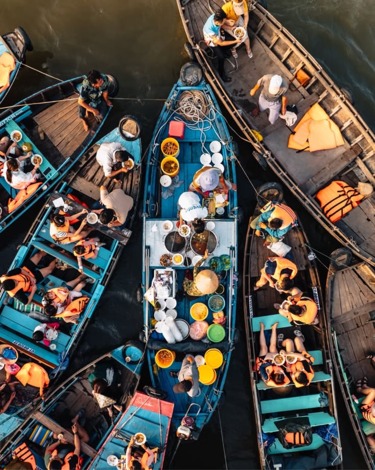 Thuyền du lịch và ghe hàng trên sông ở Cần Thơ