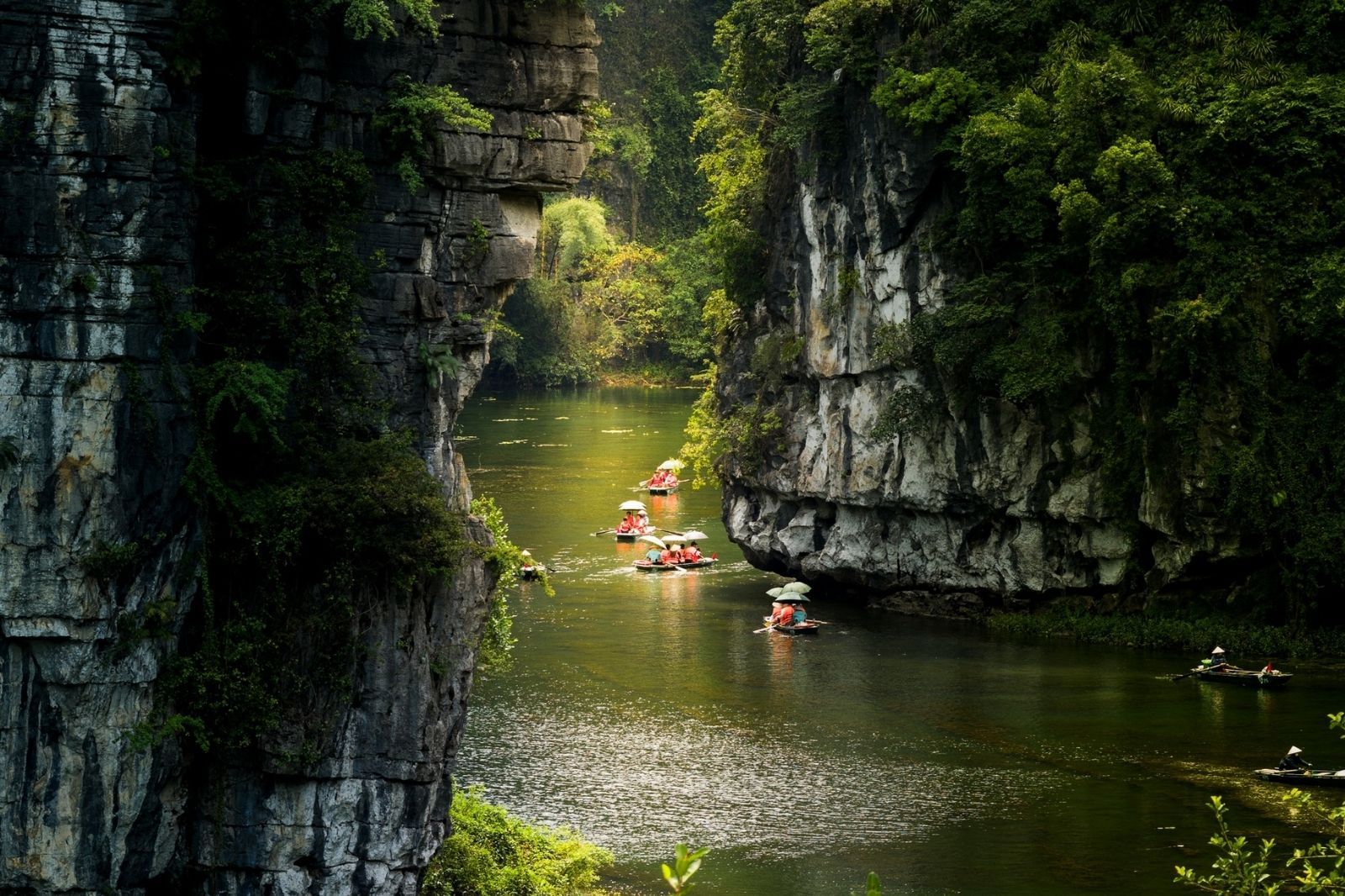 Thuyền tham quan giữa núi đá và dòng nước Tràng An