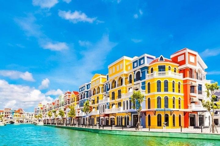 Dãy phố nhiều màu bên kênh ở Grand World Phú Quốc