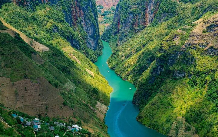 Sông Nho Quế giữa hẻm núi Hà Giang