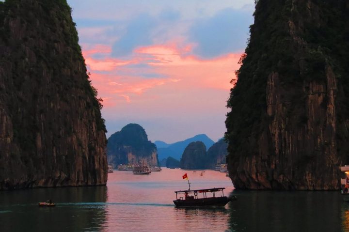 Thuyền trên vịnh Hạ Long lúc hoàng hôn
