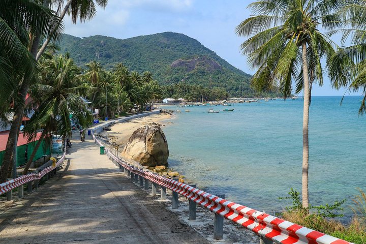 Đường ven biển hàng dừa trên đảo Hòn Sơn