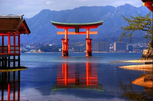 Cổng torii trên mặt nước đền Itsukushima, Nhật Bản