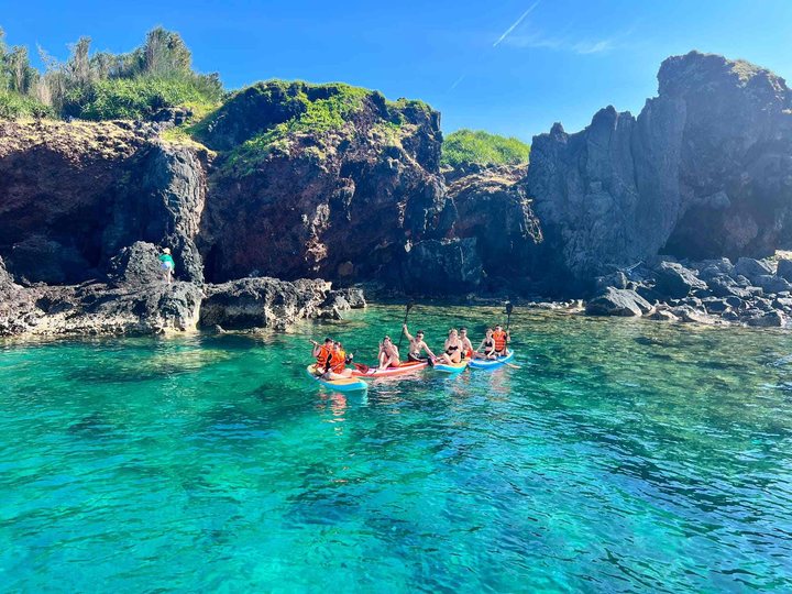 Chèo SUP bên ghềnh đá núi lửa, đảo Phú Quý
