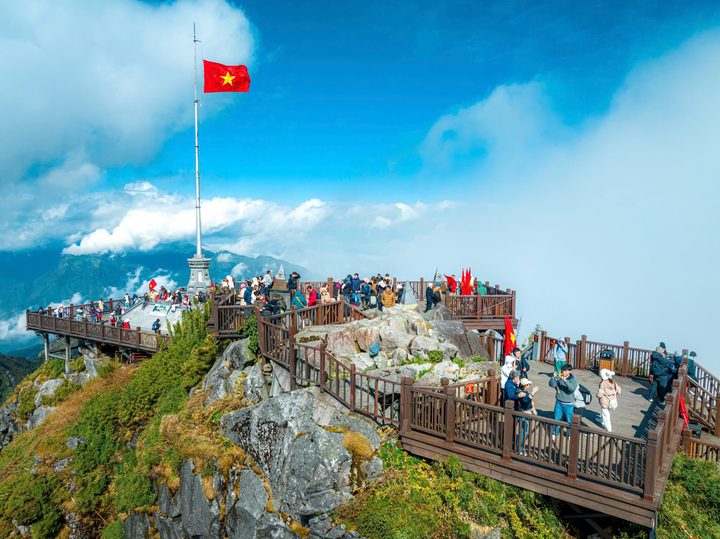 Du khách trên đỉnh Fansipan, Sa Pa